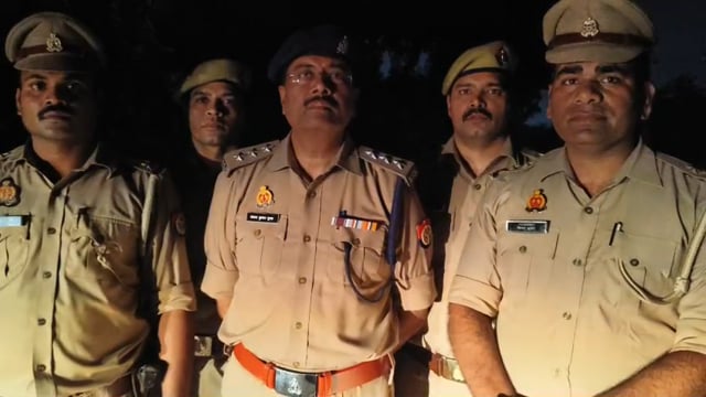 मेरठ *थाना रेलवे रोड पुलिस व सर्विलांस सेल की संयुक्त कार्यवाही में 5000 रुपये का इनामी/लुटेरा अभियुक्त पुलिस मुठभेड़ में घायल/गिरफ्तार, अवैध तमंचा, कारतूस एवं दिल्ली से चोरी की केटीएम मोटरसाइकिल बरामदगी के संबंध में क्षेत्राधिकारी कैंट द्वारा बाईट।