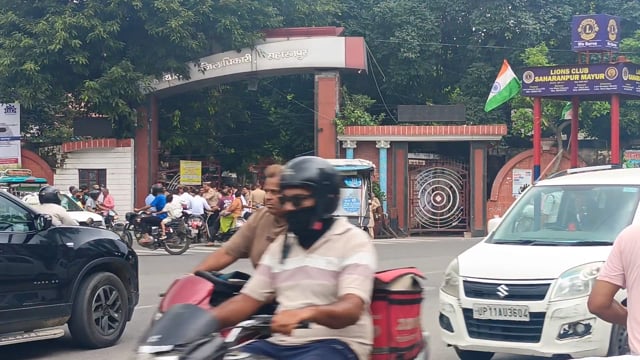 कलेक्ट्रेट परिसर में खड़ी अवैध मस्जिद को प्रशासन द्वारा ध्वस्त किया गया प्रशासन के द्वारा रात से ही कलेक्ट्रेट परिसर के 