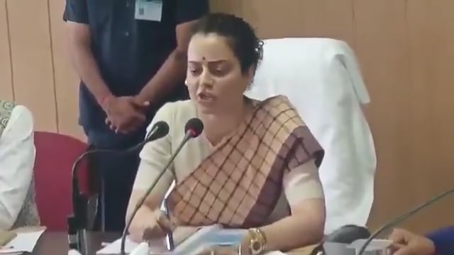 *कंगना रनौत का अंदाज देखिये।भयंकर गुस्से में अफसरों पर भड़की कँगना!*
*मंडी लोकसभा क्षेत्र की DISHA की बैठक में अफ़सरों की क्लास ले रही हैं। सांसद निधि का हिसाब मांग रही हैं।   Himachal Pradesh Mandi Loksabha
