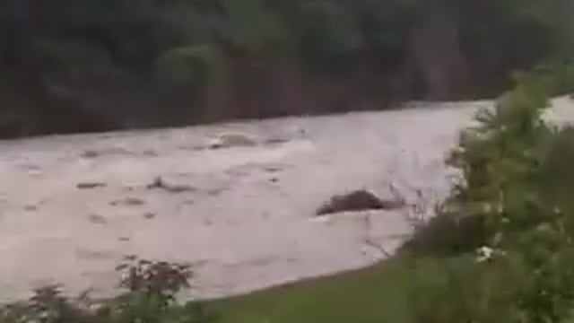 उत्तराखंड-
देहरादून के जैंतनवाला में बारिश के बाद नून नदी उफान पर आ गई और तेज बहाव के बीच महिंद्रा पिकअप