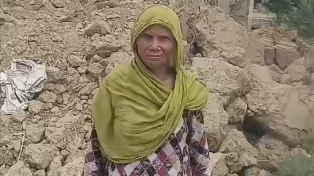 ब्लॉक बाबागंज रायगढ़ में बारिश और सीलन ने छीना गरीब परिवार का आशियाना, भरभराकर गिरा कच्चा मकान#latest_news 