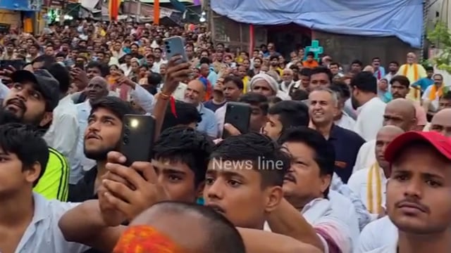 वृंदावन के सुप्रसिद्ध लट्ठा मिले में दर्शकों  का उमड़ा जनसैलाब 