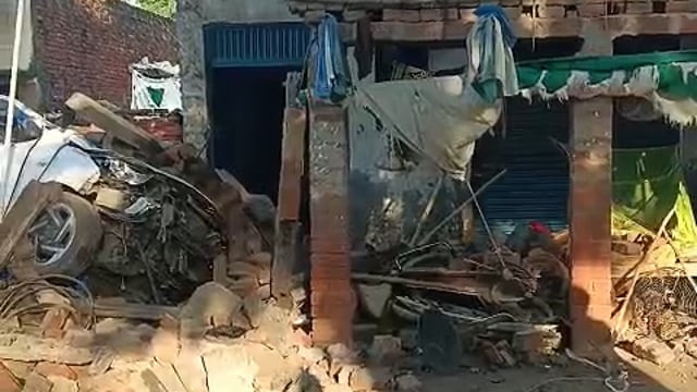तेज रफ़्तार से जा रही कार घर में घुसी, दम्पति घायल 