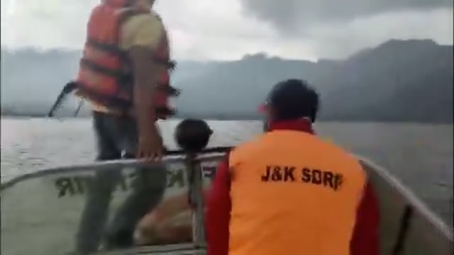 जम्मू-कश्मीर की डल झील में तेज बारिश और हवाओं के चलते कुछ पर्यटक फंस गए।*
SDRF की टीम ने तुरंत रेस्क्यू ऑपरेशन चलाया