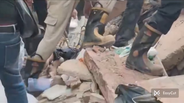 राजधानी दिल्ली के मोती बाग स्थित सत्य निकेतन इलाके में बड़ा हादसा,बिल्डिंग अचानक गिरी,