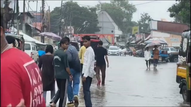 एक घंटे की मूसलाधार बारिश से पानी-पानी हुआ वृंदावन, कई इलाकों में भारी जलभराव

वृंदावन। रविवार को हुई करीब एक घंटे की मूसलाधार बारिश ने धार्मिक नगरी वृंदावन की जल निकासी व्यवस्था की पोल खोलकर रख दी। तेज बारिश से जहां मौसम सुहावना हो गया और लोगों को उमस भरी गर्मी से राहत मिली, वहीं दूसरी ओर शहर के कई प्रमुख इलाकों में भारी जलभराव हो गया।