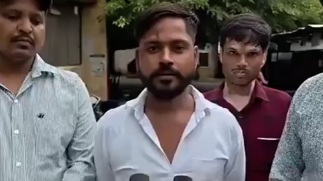 *सर्राफा व्यापारी ने आप बीती बताइ उत्तर प्रदेश के जिला शाहजहांपुर में 4 पुलिसवालों ने ज्वेलर्स सुन्दरम क्षत्रिय की बाइक में स्मैक
