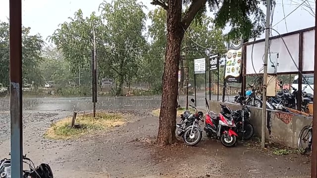 आटपाडी मध्ये झमाझम पावसाच्या धारा 