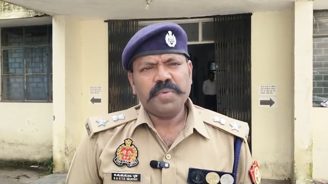 मेरठ प्रतियोगी परीक्षाओं में पेपर आउट एवं सॉल्वर गिरोह के माध्यम से फर्जी तरीके से अभ्यर्थियों को पास कराने के मामले में वांछित 20,000 रुपये के इनामी अभियुक्त की गिरफ्तारी के संबंध में वरिष्ठ पुलिस अधीक्षक, मेरठ की बाइट।
