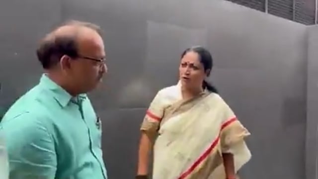 दिल्ली की मुख्यमंत्री रेखा गुप्ता अफ़सरों को ग़ुस्से में खूब फटकार लगा रही हैं…

देखते हैं मुख्यमंत्री की फटकार का क्या असर होता है
