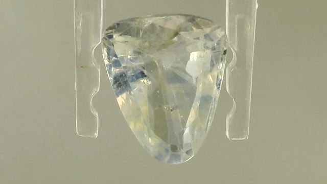 Srilankan Triangle Bi-color Sapphire 3.49 Carat — video