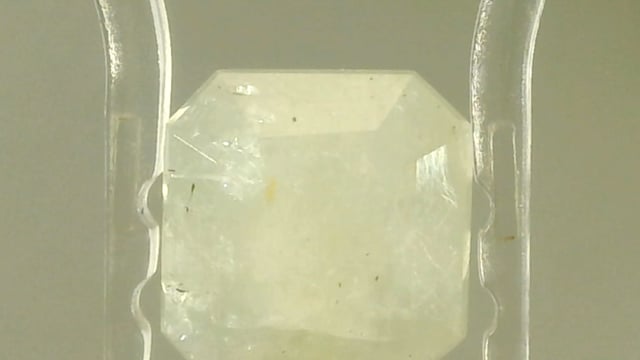 Bi-Color Sapphire 7.17 Carat — video