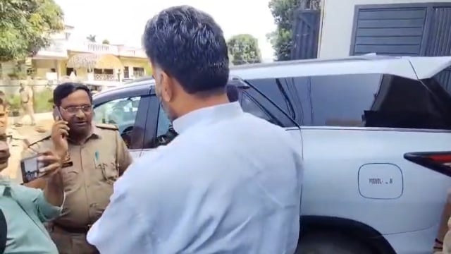 मेरठ में अपने आवास से निकले सपा विधायक को गाड़ी में जाने तक रोक लिया गया. 

बड़ी हुज्जत के बाद सपा विधायक गाड़ी में बैठ पाए. बाद में उनकी गाड़ी धेर ली गई और उन्हें आगे जाने से रोका गया.