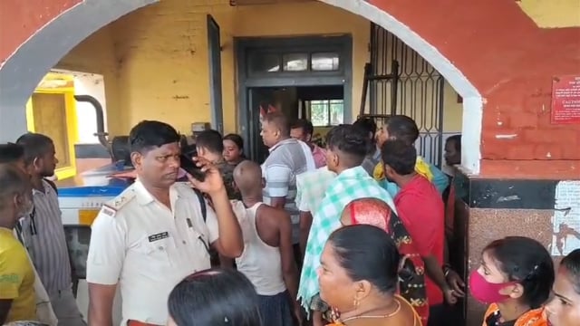 ट्रेन पकड़ने निकला परिवार हादसे का शिकार, पति-पत्नी और 3 साल की मासूम बेटी की दर्दनाक मौत