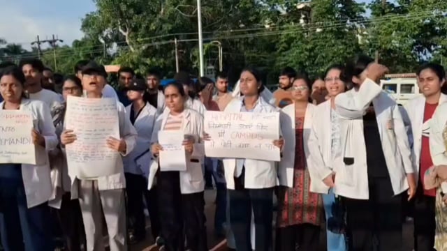 सिद्धार्थनगर मेडिकल कॉलेज में इंटर्न डॉक्टरों का धरना, सिंगल रूम में डबल ऑक्यूपेंसी का विरोध
