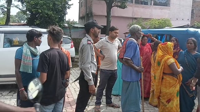 पुरानी दीवार गिरने से मजदूर की हुई मौत गांव में पसरा मातम
