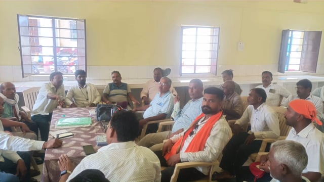 रजौन में बीस सुत्री समिति की आपात बैठक कार्यालय में तालाबंदी और सदस्य की अनदेखी का मुद्दा बैठक में उठा