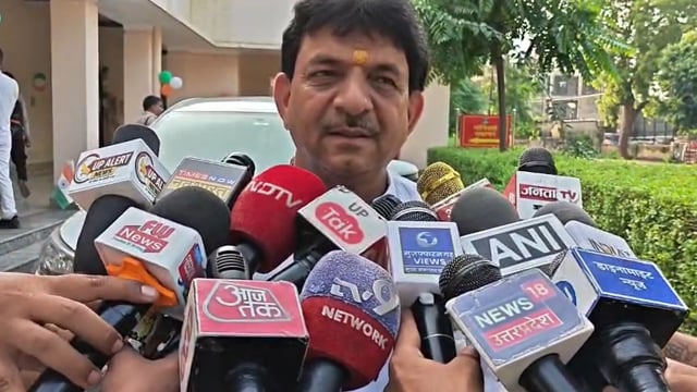 * मुजफ्फरनगर 2013 के दंगो के आपत्तिजनक होर्डिंग्स पर शहर विधायक व प्रदेश सरकार में मंत्री कपिल देव अग्रवाल ने दी प्रतिक्रिया।*