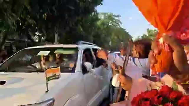 बाराबंकी में आज शाम कांग्रेस सांसद और लोकसभा में विपक्ष के नेता @RahulGandhi का हैदरगढ़ में जोरदार स्वागत किया गया। राहुल लखनऊ से वाया हैदरगढ़ रायबरेली जा रहे थे। उनका काफिला पहुंचते ही सड़क किनारे मौजूद कांग्रेस कार्यकर्ताओं और स्थानीय लोगों ने उनका स्वागत किया लगाए जयकारे।