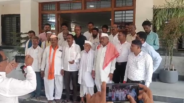रेडवा येथील नागरिकांनी क्षारयुक्त पाण्याबद्दल जिल्हाधिकारी अकोला यांना दिले निवेदन नॅशनल मीडिया रिपोर्टर रामदत्त राठोड