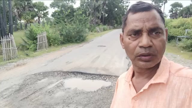 डिग्री कॉलेज की सड़क गड्ढे में तब्दील प्रतिदिन होती है दुर्घटनाएं