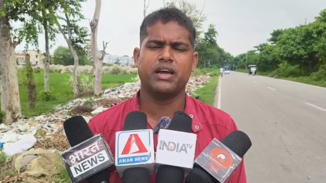 बांसी में मुख्य सड़क की पटरियों पर कूड़े का अंबार, राहगीरों और स्कूली बच्चों को परेशानी