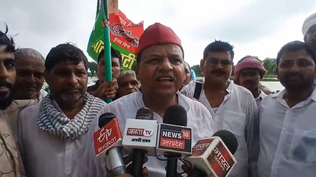 सुल्तानपुर में राहत सामग्री वितरण के दौरान सपा नेता निरज सिंह गुड्डु ने कहा,कहने में नही करने में रखता हूं विस्वास