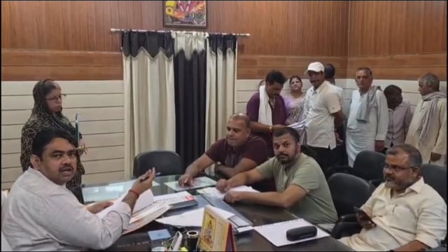 पार्क की जमीन पर अवैध कब्जे के विरोध में नगर निगम पहुंचे कॉलोनीवासी

अपर नगर आयुक्त ने एमवीडीए सचिव को पत्र लिखकर मांगी जानकारी