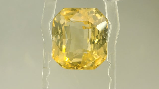 Srilankan Yellow Sapphire 20.08 Carats — video