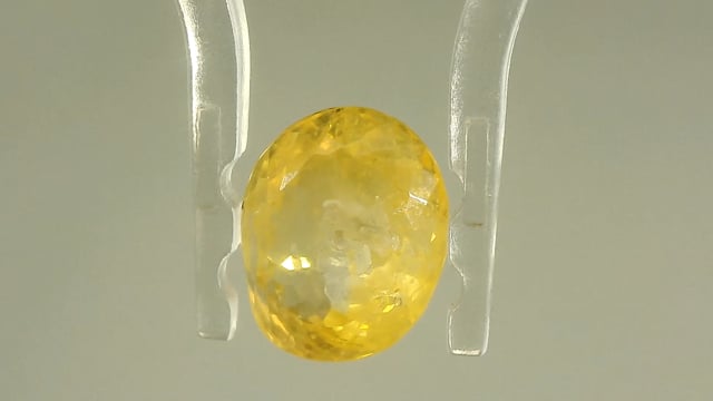Srilankan Yellow Sapphire 3.92 Carats — video
