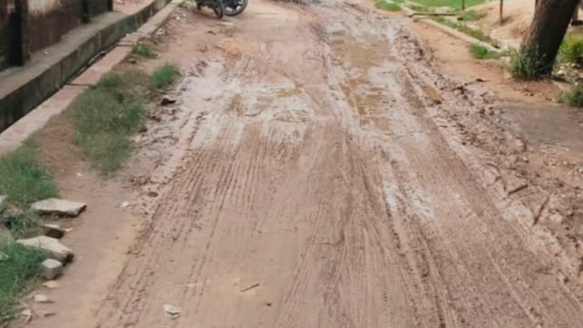 रायगढ़ तीराहे से डींगुर सिंह पुरवा मार्ग पर जलभराव, कीचड़ में फंसी ग्रामीणों की राह latest_news