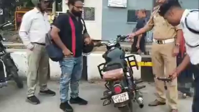 लखनऊ पुलिस ने राजधानी में तेज आवाज करने वाले बुलेट के साइलेंसर के खिलाफ अभियान चलाया है, पुलिस साइलेंसर की आवाज को डेसिबल मीटर से नापकर चालान कर रही है अबतक 500 मोटरसाइकिलों का चालान किया गया है। @lkopolice