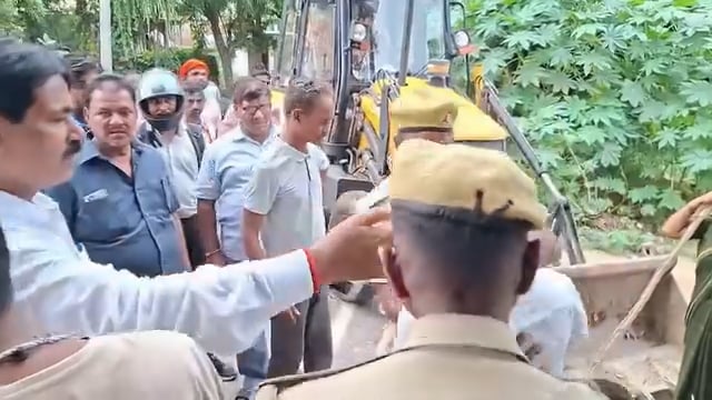 अंबेडकर नगर अतिक्रमण हटाने गई टीम का जोरदार विरोध।