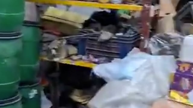 उत्तर प्रदेश : मेरठ पुलिस ने व्यापारी गौरव मोहन अग्रवाल के कई गोदामों पर छापा मारा, 1 करोड़ रुपए से ज्यादा कीमत के दिवाली पटाखे बरामद किए। पुलिस का दावा है कि व्यापारी के पास पटाखे स्टोरेज का कोई लाइसेंस नहीं था।