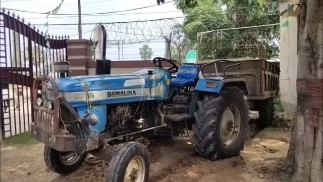 अवैध बालू खनन के खिलाफ बड़ा एक्शन, दो वाहन जब्त चालक फरार।