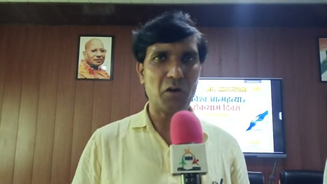 विश्वविद्यालय शाहजहांपुर डॉक्टर बच्चों को आत्महत्या रोकथाम के लिए जानकारी देते शाहजहांपुर