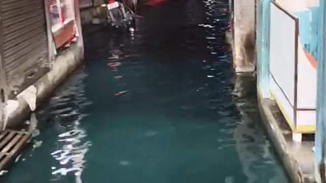 वाराणसी में गंगा की बाढ़ नहीं सीवर की बाढ़ ने भेलूपुर थाना क्षेत्र के शिवाला इलाके के दर्जनों घरों को बनाया बंधक ....