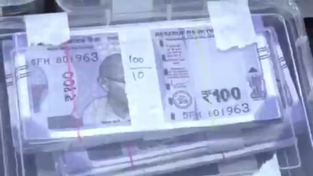 कानपुर पुलिस ने नकली नोट छापकर बाजार में सप्लाई करने वाले गैंग से करीब  ₹2 लाख के नकली नोट बरामद किये है

इस गैंग के सौमिल गुप्ता, रोशन अली और शेरसिंह किराये के कमरे में कम्प्यूटर-प्रिंटर की मदद से नोट छापकर बाजार में खपाते थे