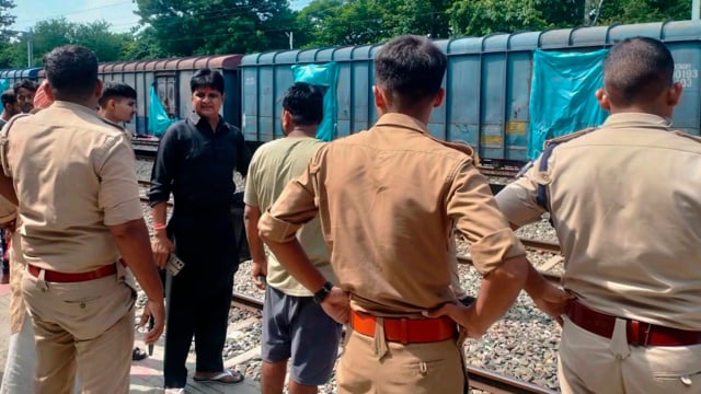 सहतवार रेलवे स्टेशन के समीप ट्रेन की चपेट में आने से एक अज्ञात व्यक्ति की हुई दर्दनाक मौत