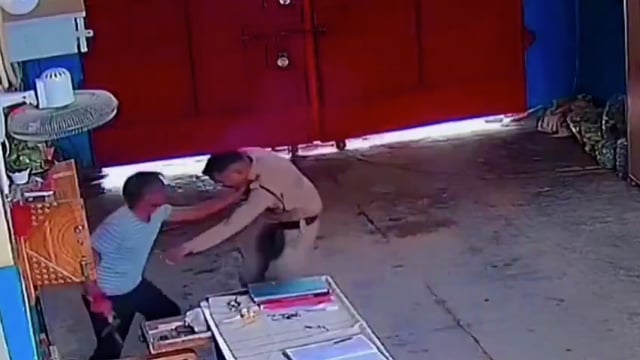 मध्यप्रदेश के रायसेन में जेल के अंदर एक कैदी ने जेल प्रहरी को गोली मारी और आँख में लाल मिर्च डालकर भागने की कोशिश की। 
जेल प्रहरी दिग्विजय सिंह तोमर ने हिम्मत दिखाते हुए गोली लगने के बाद भी अपराधी कैदी नीलेश ठाकुर को पकड़ने की कोशिश जारी रखी। जेल का ये CCTV आपके होश उड़ा देगा। इस घटना के 9 दिन बाद ये CCTV सामने आया है।