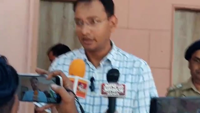 राधाष्टमी को लेकर DM-SSP ने बरसाना में की बैठक, सुरक्षा व्यवस्था का लिया जायजा

बरसाना। आगामी श्री राधाष्टमी पर्व को सकुशल, शांतिपूर्ण एवं सुगम ढंग से संपन्न कराने के लिए जिलाधिकारी मथुरा एवं वरिष्ठ पुलिस अधीक्षक मथुरा ने शनिवार को PWD गेस्ट हाउस बरसाना में बैठक की।