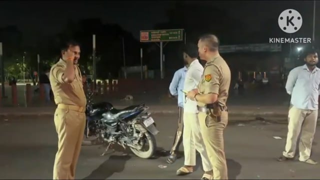 आगरा में थाना ताजगंज पुलिस का लगातार चेकिंग अभियान जारी पुरानी मंडी चौराहे पर पुलिस ने चलाया सघन वाहन चेकिंग अभियान