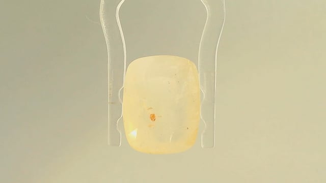 White Sapphire 5.61 Carat — video