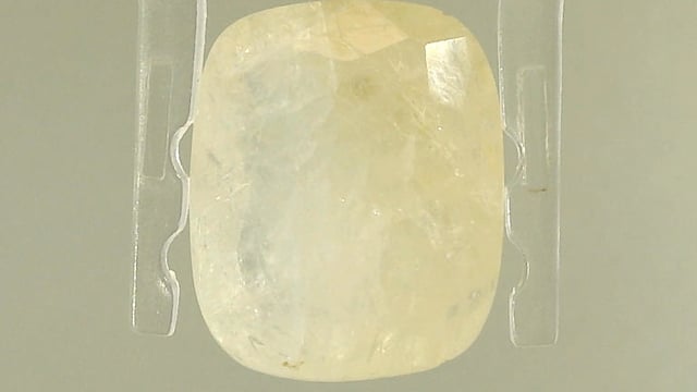 White Sapphire 5.97 Carat — video