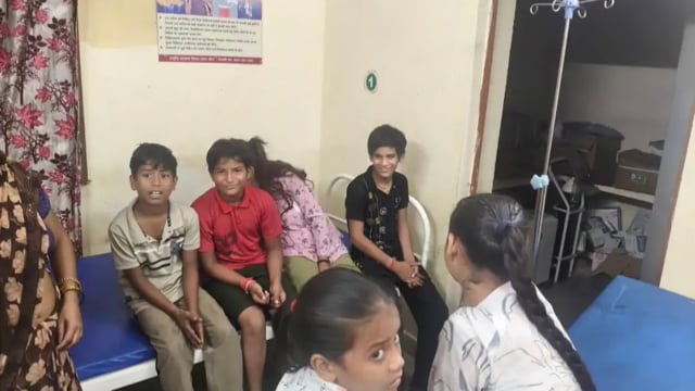 पिनाहट।खाने की सब्जी में मिली छिपकली, 6 बच्चों की बिगड़ी तबीयत