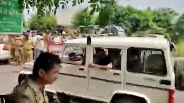 नगीना के सांसद चंद्रशेखर आज गोंडा में हुए विनोद साहनी हत्याकांड के संबंध में विरोध प्रदर्शन करने के लिए गोंडा जा रहे थे जिन्हें बाराबंकी में पुलिस ने रोका, मामले को एक अच्छा PR Stunt बनाते हुए सांसद SP ऑफिस की तरफ गए जहां ASP से मुलाकात करने के बाद वापस लखनऊ लौट गए।