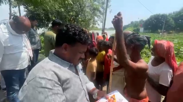 बलिया में समाज सेवी योगेश्वर सिंह की पहल को लोगो ने किया सरहाना,बाढ़ पीड़ितों को फूड पैकेट किया वितरण