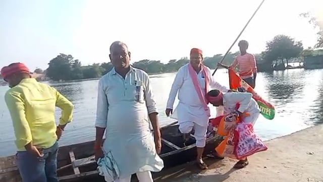 बांसडीह विधान सभा से सपा नेता नीरज सिंह गुड्डु नाव के सहारे पहुंचे बाढ़ पीड़ितों के बीच,वितरण किया राहत सामग्री