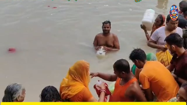 तीज पर्व को लेकर महिलाओं ने किया गंगा स्नान