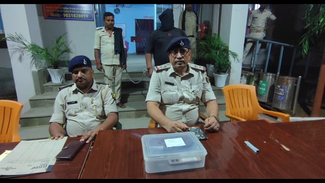 महिला से मारपीट की सूचना पर पहुंची पुलिस, युवक की कमर से लोडेड कट्टा बरामद।